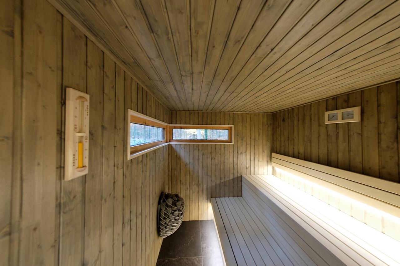 Lodge In Een Bosrijke Omgeving Met Hottub & Sauna Opt Rheezerveen Exterior foto
